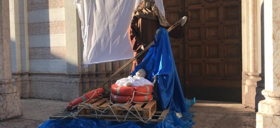 Il presepe dei migranti ha diritto di esistere